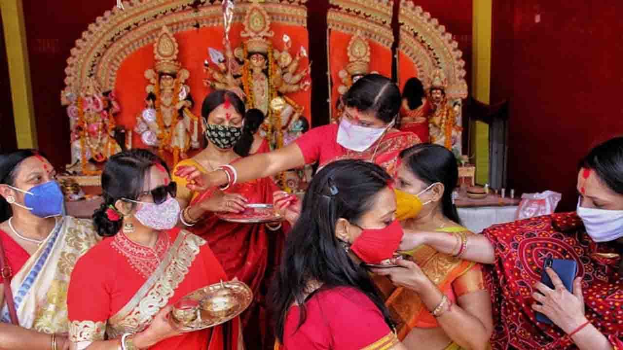 Durga Puja: দশমীর দিন বাঙালিরা মেতে ওঠে সিঁদুর খেলায়; এর তাৎপর্য জানা আছে কি? Durga Puja: দশমীর দিন বাঙালিরা মেতে ওঠে সিঁদুর খেলায়; এর তাৎপর্য জানা আছে কি?