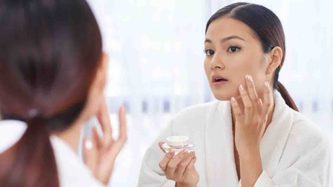 Skin Care in November: নভেম্বরে টান ধরতে থাকা ত্বকের যত্ন নেবেন কীভাবে?