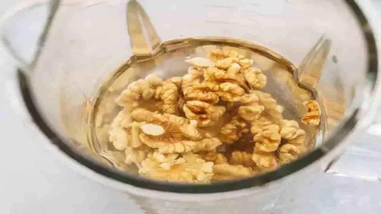 Effects of Walnuts: ভেজানো আখরোট শরীরের ক্ষেত্রে কতটা কার্যকরী জানেন?