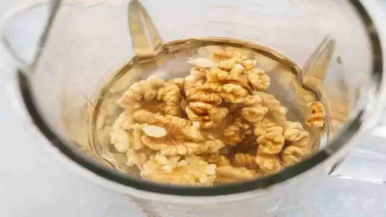 Effects of Walnuts: ভেজানো আখরোট শরীরের ক্ষেত্রে কতটা কার্যকরী জানেন? Effects of Walnuts: ভেজানো আখরোট শরীরের ক্ষেত্রে কতটা কার্যকরী জানেন?