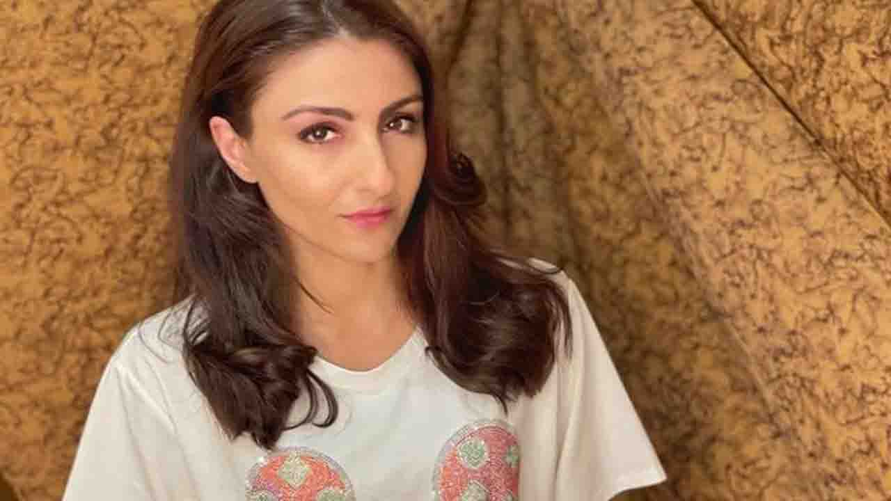 Soha Ali Khan: মিমি ভ্যানে মিকি মাউজ়ের সঙ্গে কী করছেন সোহা আলি?