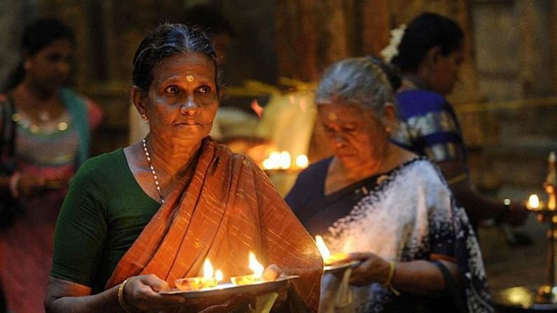 শ্রীলঙ্কা:
শ্রীলঙ্কাও অনেক উৎসাহের সাথে দীপাবলি উদযাপন করে এবং এটি দেশের সবচেয়ে প্রিয় উৎসবগুলির মধ্যে একটি। যেহেতু এই উৎসবটি বিশেষ তাৎপর্য বহন করে, তাই এটি দেশের জন্য একটি সরকারি ছুটির দিন। লোকেরা মন্দ আত্মাদের তাড়ানোর জন্য ছোট প্রদীপ জ্বালায়, কারণ এটি বিশ্বাস করা হয় যে প্রদীপগুলি একটি উজ্জ্বল ভবিষ্যতের আশার প্রতীক।