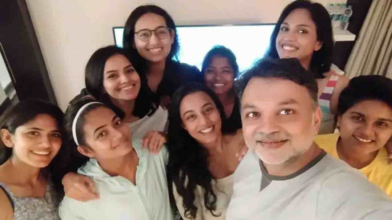 Srijit Mukherji: নীল মহিলাদের সঙ্গে ক্রিকেট ম্যাচ দেখলেন সৃজিত, পোস্টে কীসের আভাস? Srijit Mukherji: নীল মহিলাদের সঙ্গে ক্রিকেট ম্যাচ দেখলেন সৃজিত, পোস্টে কীসের আভাস?