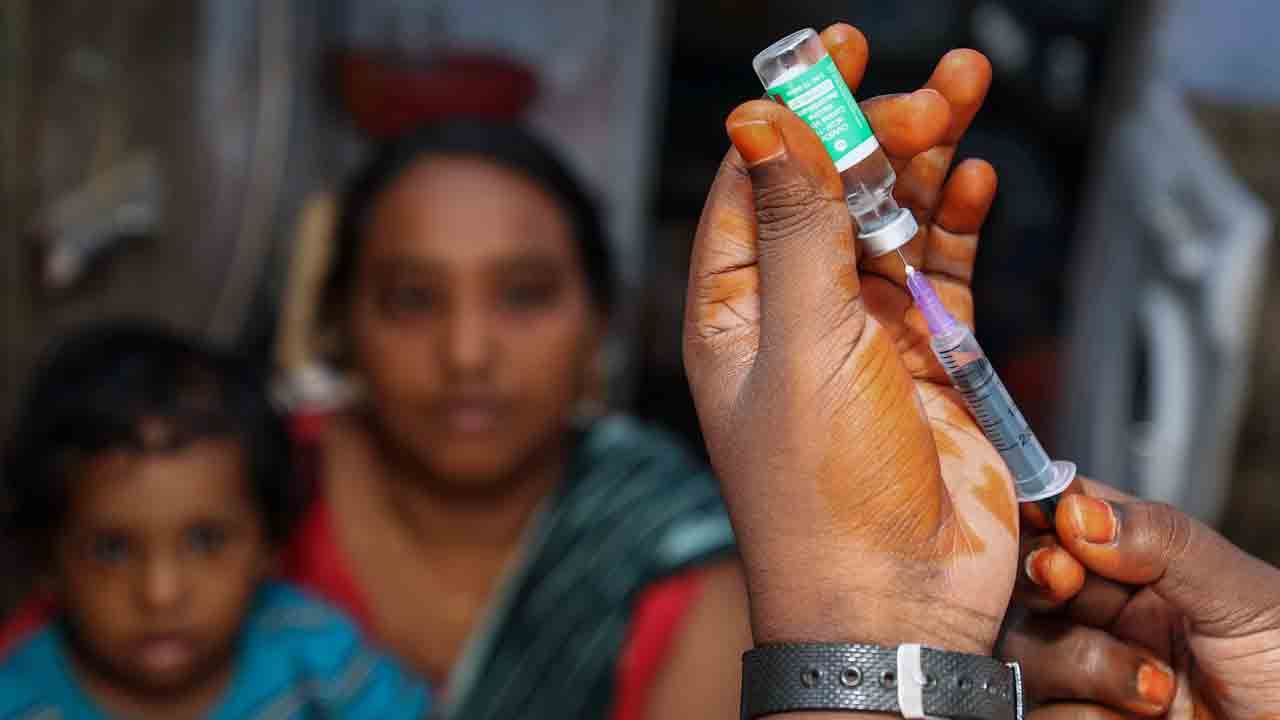 Covid Vaccine: একমাসেই ৩০ কোটি ভ্যাকসিনের ডোজ় উৎপাদন করবে ভারত