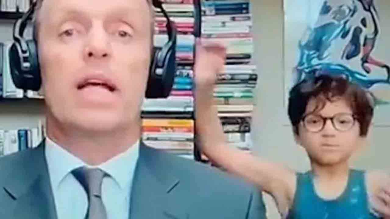 Viral Video: টিভি চ্যানেলে বাবার সাক্ষাৎকারের মাঝেই এ কী কাণ্ড ঘটাল খুদে! দেখুন ভিডিয়ো