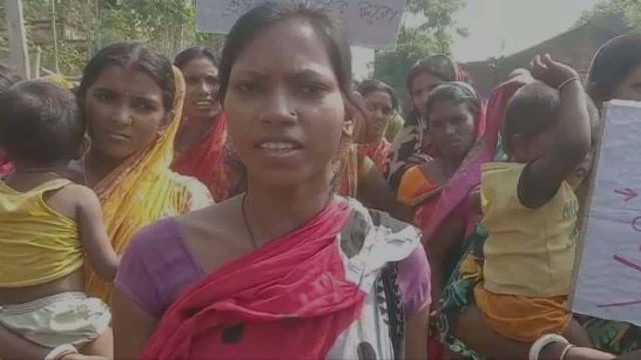 Malda: টাকা না দিলে চুরি করে খায়, রাগে লাইসেন্সপ্রাপ্ত মদের দোকানেই ভাঙচুর মহিলাদের!