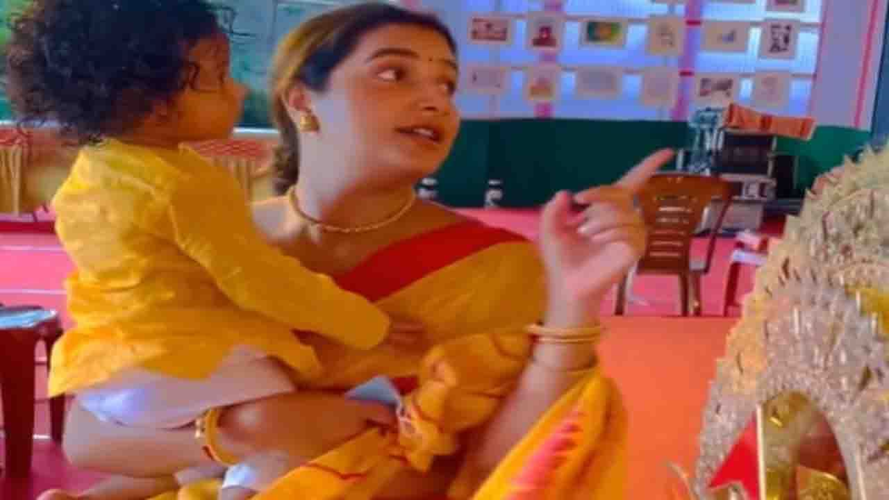 Durga Puja 2021: প্যান্ডেলে হলুদ পাঞ্জাবীতে ইউভান, তাকে কী শেখালেন শুভশ্রী?