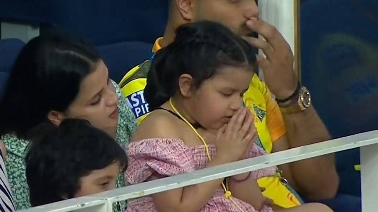 IPL 2021: গ্যালারিতে বসেই প্রার্থনা ধোনিকন্যার