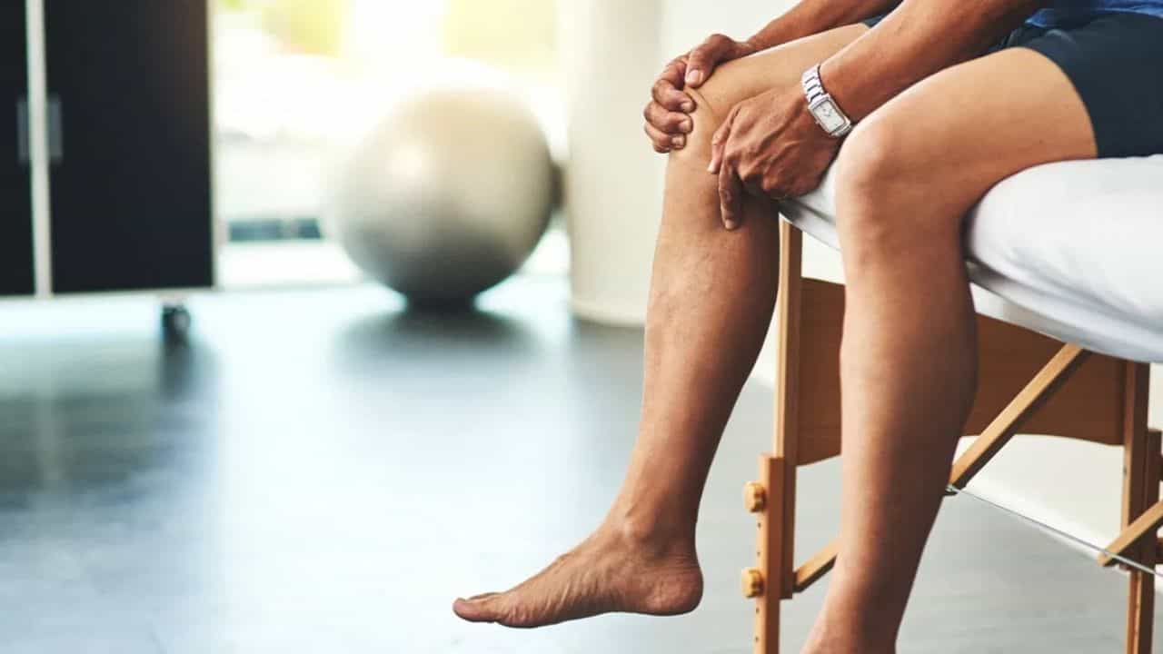 Joint Pain Cure: অল্প বয়সেই হাড়ের জয়েন্টে ব্যথা হচ্ছে? জেনে নিন কোন কোন অভ্যেস আপনার এই সমস্যার জন্য দায়ী... Joint Pain Cure: অল্প বয়সেই হাড়ের জয়েন্টে ব্যথা হচ্ছে? জেনে নিন কোন কোন অভ্যেস আপনার এই সমস্যার জন্য দায়ী...