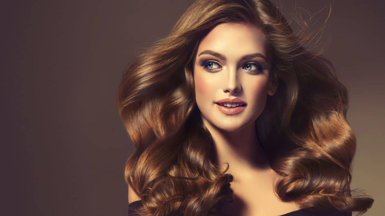 Curly Hair Tips: কোঁকড়ানো বা ঢেউ খেলানো চুলের যত্ন নিতে কিছু কিছু বিশেষ উপায় মেনে চললেই হবে...