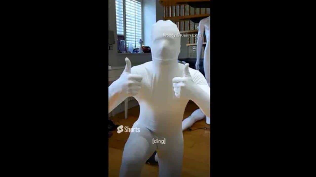 Viral Video: ম্যানিকুইন সরাতে গিয়ে নড়ে উঠল ব্যক্তির শরীর! ভাইরাল ভিডিয়োতে দেখে নিন এই অদ্ভুত কাণ্ড...