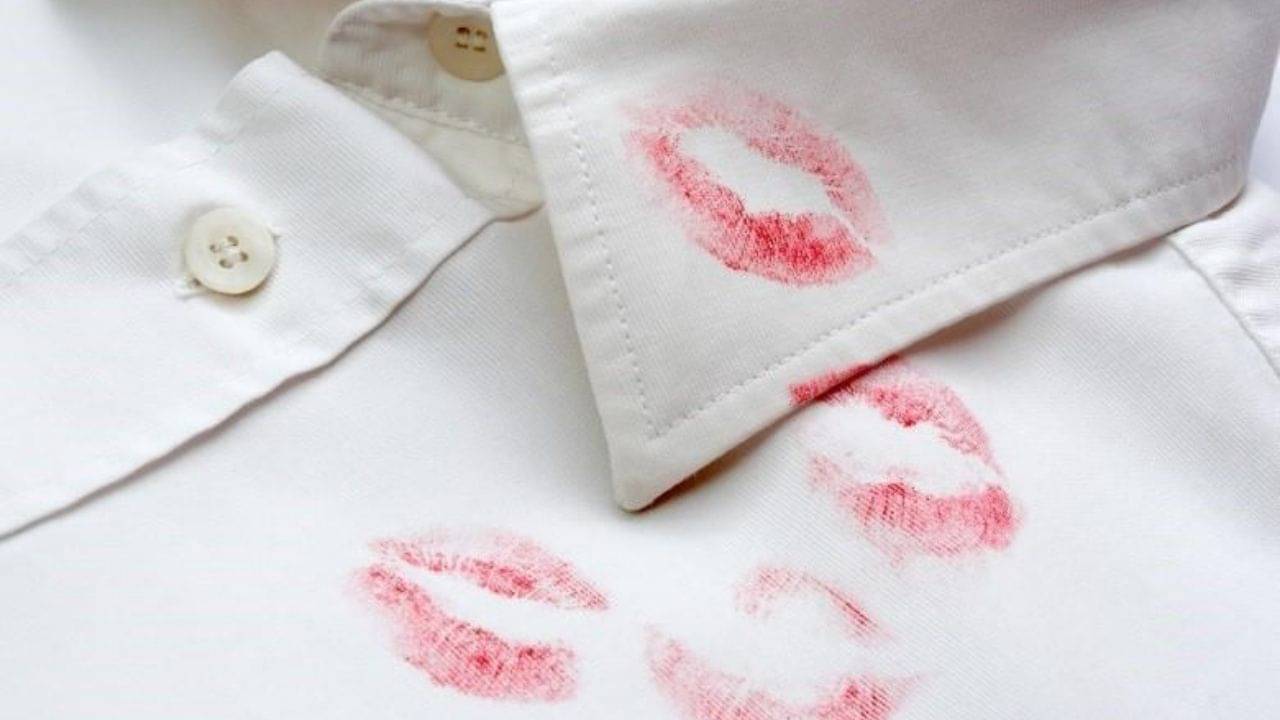 Strains in Clothes: জামা কাপড়ে মেকআপ প্রোডাক্টের দাগ লেগে গেলে ব্যতিব্যস্ত হবেন না, এই পদ্ধতিগুলো মেনে চললেই মিলবে সুরাহা...