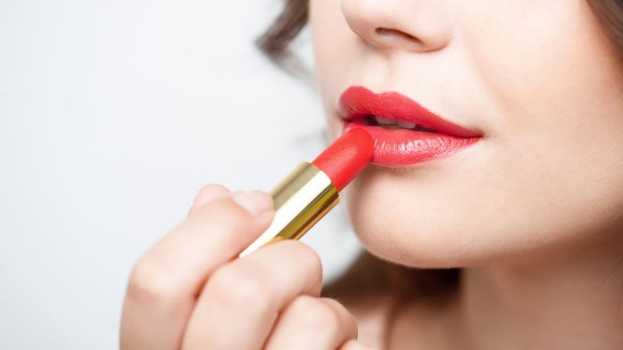 Expired Lipstick: মেয়াদ ফুরিয়ে যাওয়া লিপস্টিক ব্যবহার করলে ক্যানসার পর্যন্ত হতে পারে, সবিস্তারে জেনে নিন...