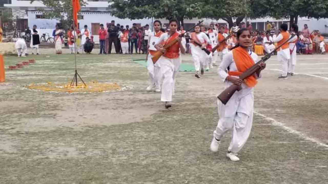 Durga Bahini Training: দুর্গা বাহিনীর প্রশিক্ষণ শিবিরে বন্দুক? ভাইরাল ছবিতে বাড়ছে বিতর্ক