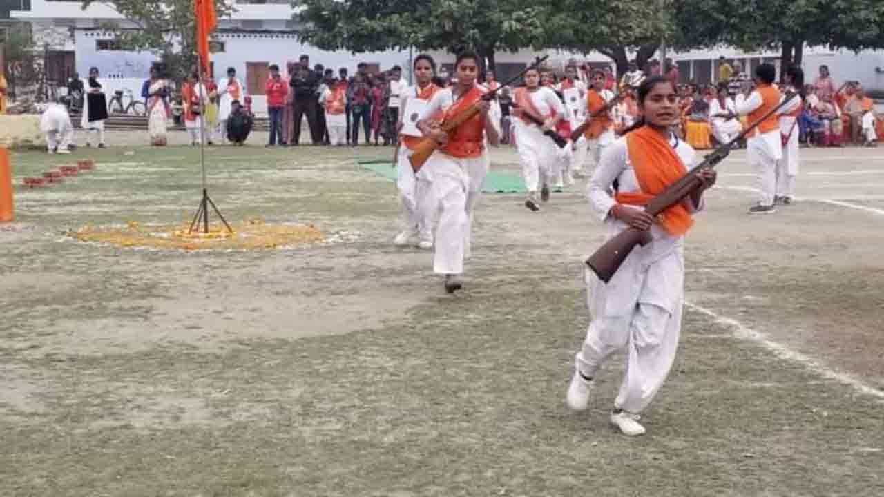 Durga Bahini Training: দুর্গা বাহিনীর প্রশিক্ষণ শিবিরে বন্দুক? ভাইরাল ছবিতে বাড়ছে বিতর্ক Durga Bahini Training: দুর্গা বাহিনীর প্রশিক্ষণ শিবিরে বন্দুক? ভাইরাল ছবিতে বাড়ছে বিতর্ক