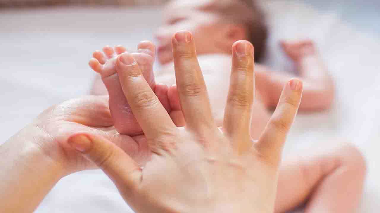 Child Care: আপনার শিশুকে ঠান্ডার হাত থেকে রক্ষা করতে মেনে চলুন শুধু একটি প্রতিকার Child Care: আপনার শিশুকে ঠান্ডার হাত থেকে রক্ষা করতে মেনে চলুন শুধু একটি প্রতিকার