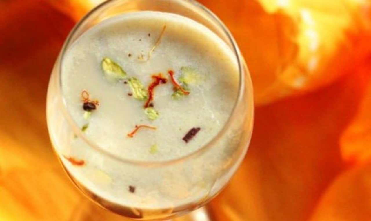 National Milk Day: শুধু দুধ খেলে হজমে সমস্যা! সহজ উপায়ে বাড়িতে তৈরি করুন আমন্ড মিল্ক ঠান্ডাই