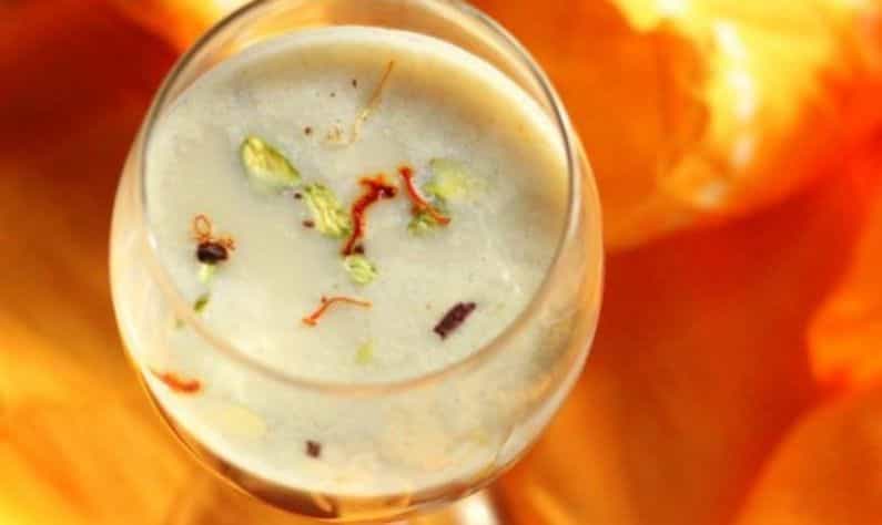 National Milk Day: শুধু দুধ খেলে হজমে সমস্যা! সহজ উপায়ে বাড়িতে তৈরি করুন আমন্ড মিল্ক ঠান্ডাই National Milk Day: শুধু দুধ খেলে হজমে সমস্যা! সহজ উপায়ে বাড়িতে তৈরি করুন আমন্ড মিল্ক ঠান্ডাই