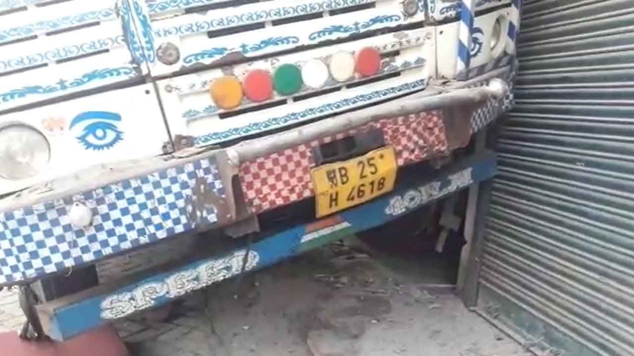 Amtala Road Accident: নিয়ন্ত্রণ হারিয়ে লরি ঢুকে পড়ল দোকানে, মধ্যরাতে ভয়ঙ্কর ঘটনা আমতলায়