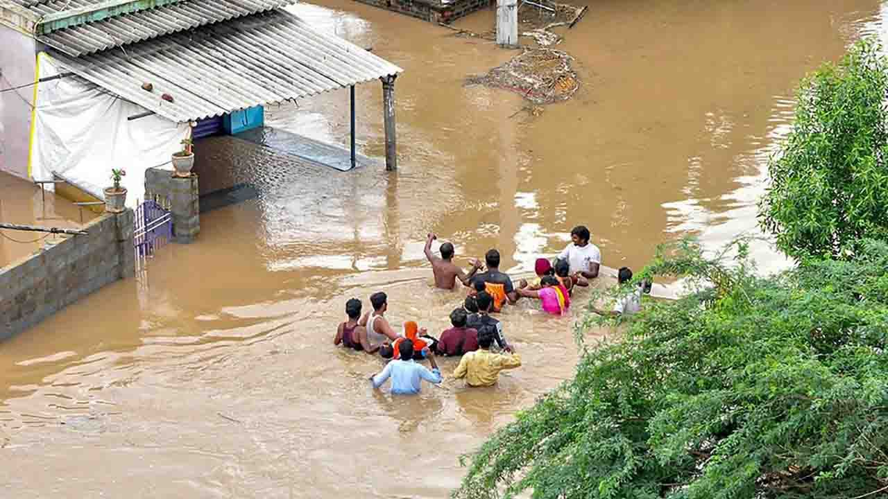 Andhra Pradesh Flood: জলের তলায় গ্রাম, রাস্তা, রেলপথ, মৃতের সংখ্যা বেড়ে ৪১