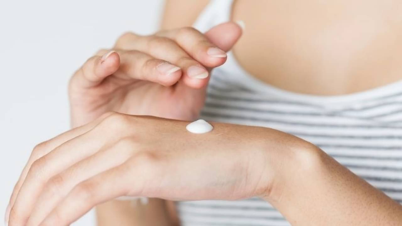 Winter Body Lotion: শীতকালে ঠিক কোন ধরনের বডি লোশন আপনার ত্বকের জন্য উপযোগী, বুঝবেন কী করে?