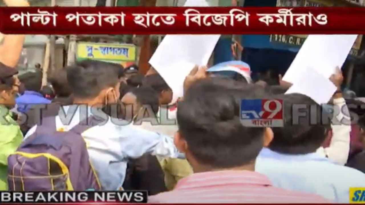 TMC Protest at BJP Office: বিজেপির রাজ্য দফতরে লাগিয়ে দেওয়া হল মমতা-অভিষেকের ছবি! ত্রিপুরার আঁচ এবার বাংলায়