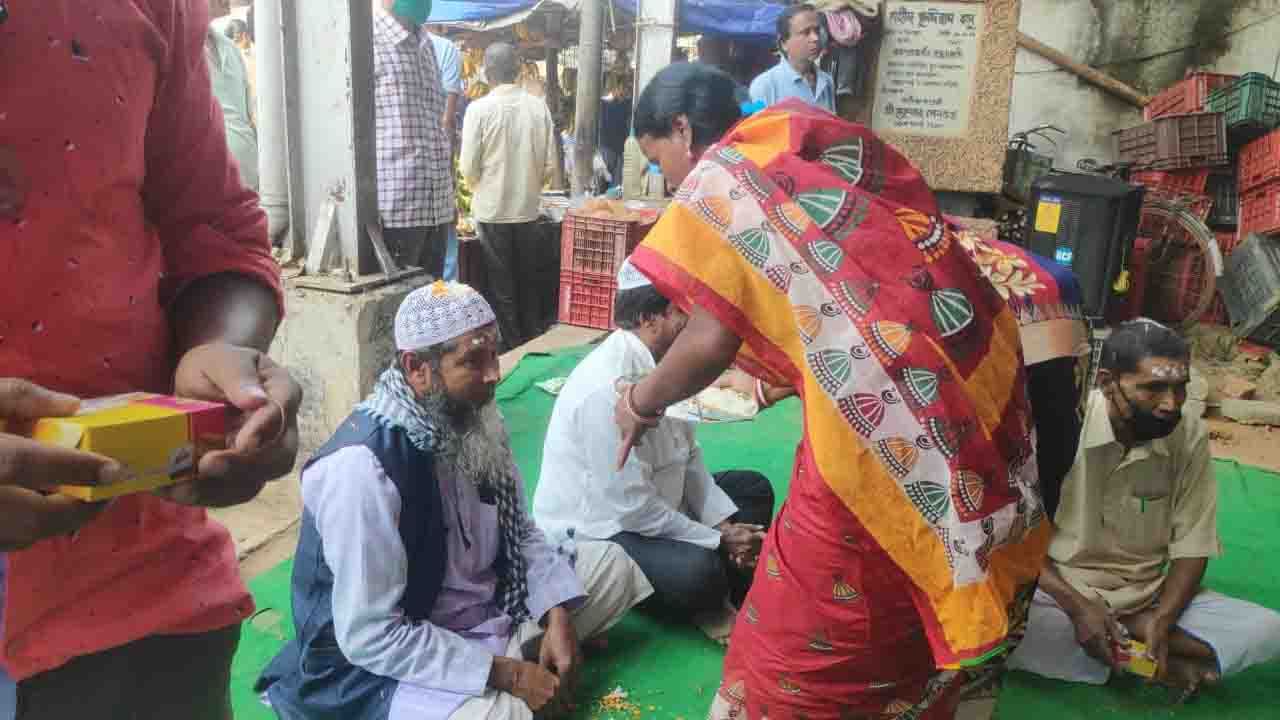 Bhai Phota 2021: ঘরছাড়া বিজেপি কর্মীদের পার্টি অফিসেই দেওয়া হল ভাইফোঁটা, বাদ পড়লেন না সংখ্যালঘু ভাইরাও