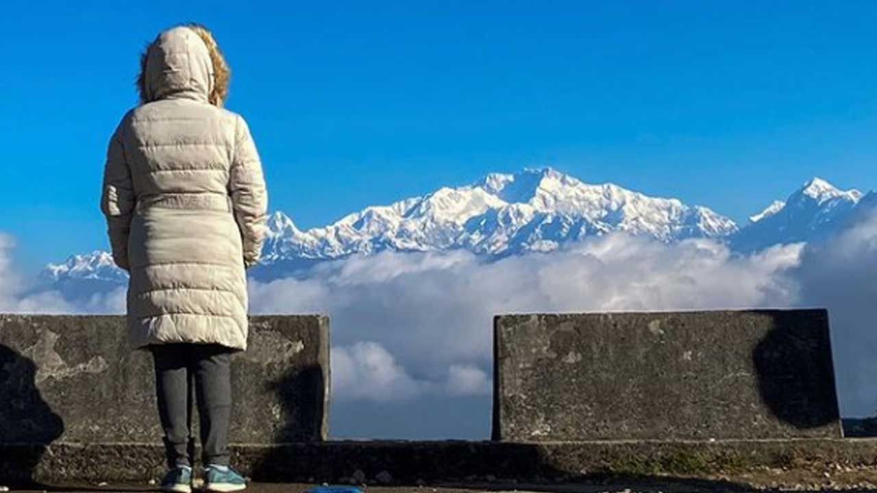 হিমালয়কে কাছ থেকে দেখার স্মৃতি জমা করছেন দম্পতি। স্লিপিং বুদ্ধার ছবি স্পষ্ট তাঁদের সোশ্যাল পোস্টে।