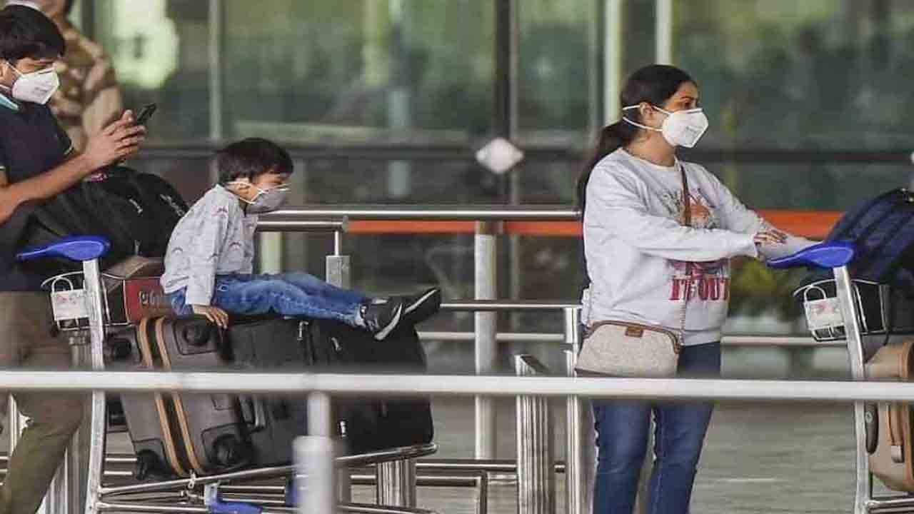 Omicron : বিদেশ থেকে আগত বিমানযাত্রীদের বাধ্যতামূলকভাবে জমা করতে হবে ১৪ দিনের ট্রাভেল হিস্ট্রি