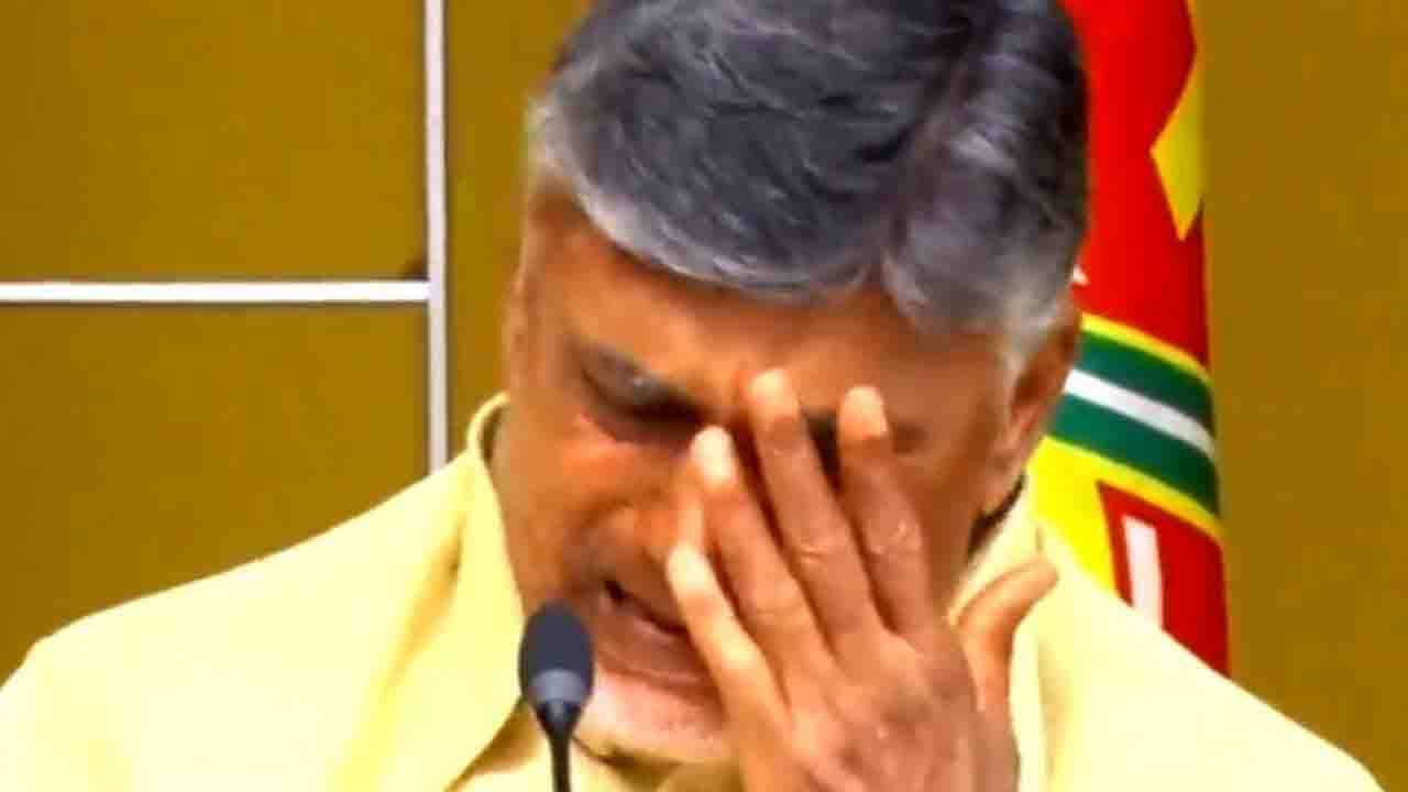 Chandrababu Naidu: আর নিতে পারছি না, বিধানসভা থেকে বেরিয়ে কেঁদে ফেললেন প্রাক্তন মুখ্যমন্ত্রী