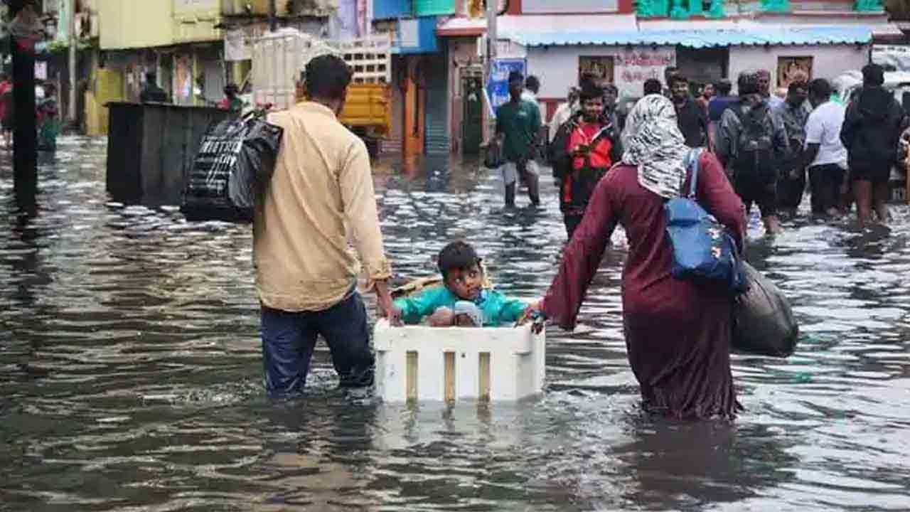 Chennai Flood Situation: '২০১৫ সালের পর থেকে কী করছিলেন?' জল থইথই চেন্নাই পৌর প্রশাসনকে তীব্র ভর্ৎসনা হাইকোর্টের