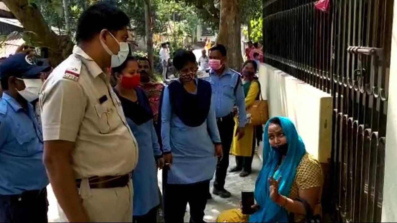 Dharna: কেন করলে এরকম? শিক্ষক প্রেমিকের বাড়িতে ধরনা মহিলা সিভিক ভলান্টিয়ারের