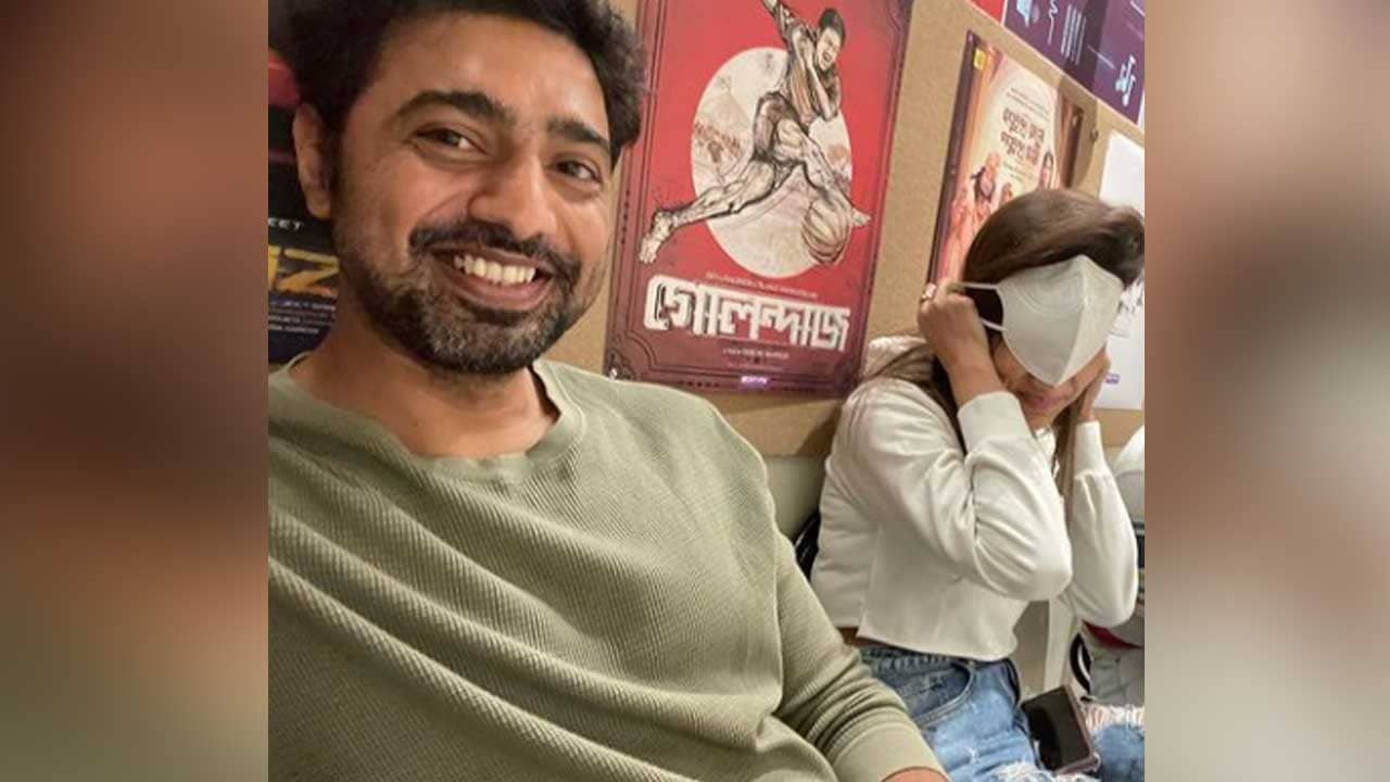 Tollywood News: মাস্কে ঢেকেছে চোখ, দেবের পাশে ইনি কে!