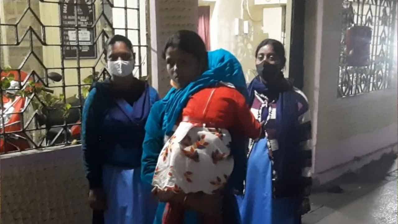 Diamond Harbour Child Recover: মা কই?, ফুল-ফুল জামা পরে ফুলের মতন মেয়েটা শুধু আঙুল উঁচিয়ে দেখাচ্ছিল চলন্ত ট্রেন...রহস্য সেখানেই