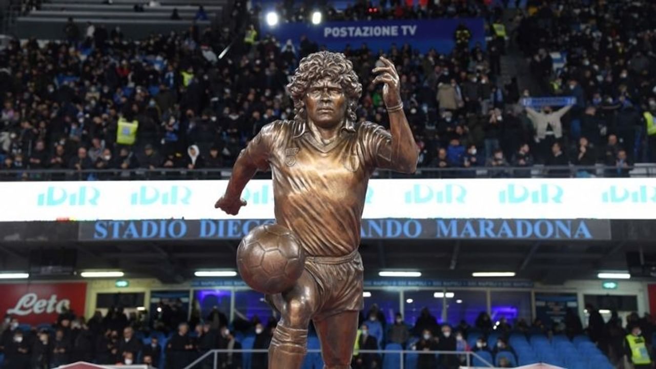 সিরি আ-তে (Serie A) লাজিওর (Lazio) বিরুদ্ধে ম্যাচের আগে দিয়েগো আর্মান্দো মারাদোনা স্টেডিয়ামে জনসমক্ষে উন্মোচন করা হয়েছে দিয়েগো মারাদোনার (Diego Maradona) এক সুদৃশ্য মূর্তি।