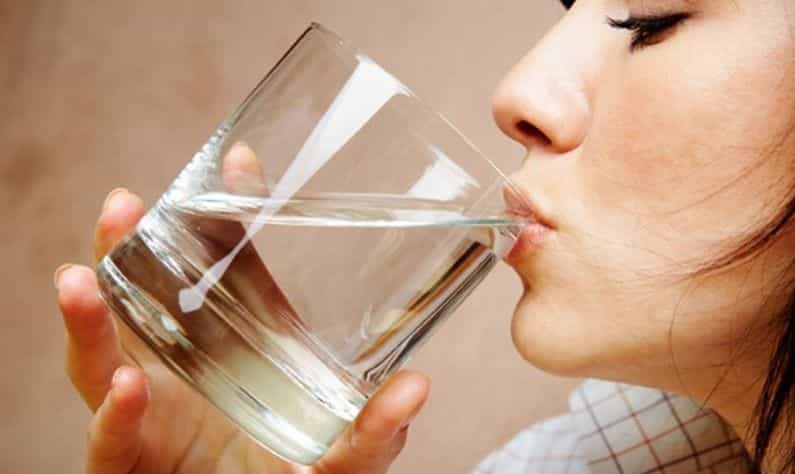 Drinking Water: প্রতিদিন ৮ গ্লাস করে জল পান করা কি যথেষ্ট? বেশি জল পান করলে কী হতে পারে? Drinking Water: প্রতিদিন ৮ গ্লাস করে জল পান করা কি যথেষ্ট? বেশি জল পান করলে কী হতে পারে?