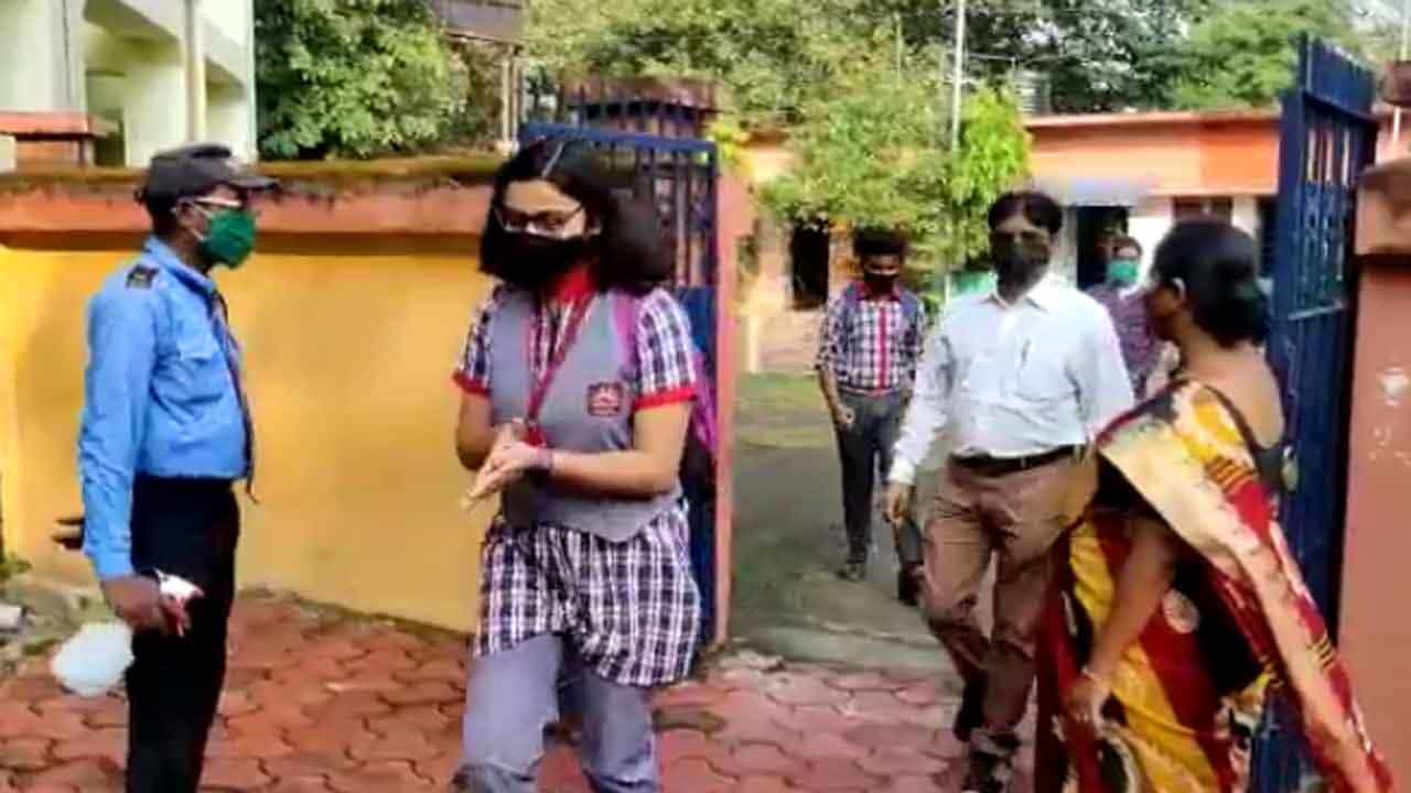 COVID Bengal School: সংক্রমিত শিক্ষক-শিক্ষিকাদের নেগেটিভ রিপোর্ট জমা দিতে হবে স্বাস্থ্য দফতরেও, স্কুলগুলিকে কড়া নির্দেশ রাজ্যের COVID Bengal School: সংক্রমিত শিক্ষক-শিক্ষিকাদের নেগেটিভ রিপোর্ট জমা দিতে হবে স্বাস্থ্য দফতরেও, স্কুলগুলিকে কড়া নির্দেশ রাজ্যের