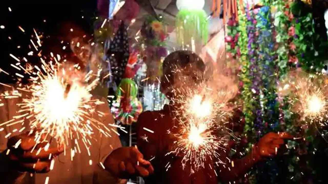 Fire Crackers: আজ ঠিক কখন বাজি পোড়াতে পারবেন? সময় কিন্তু নির্দিষ্ট নাহলেই পড়বেন আইনি জটিলতায়