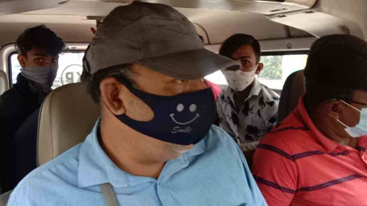 Fake Police Personnel: মাস্ক না পরলেই পথ আটকে টাকা আদায়, গ্রেফতার ভুয়ো পুলিশ