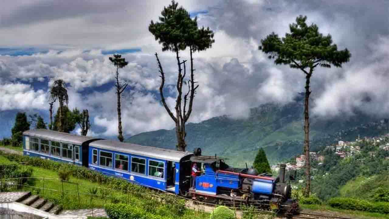 Darjeeling: টয় ট্রেনে চেপে হিমালয়ের সৌন্দর্য অন্বেষণ করতে চান? ঘুরে আসুন দার্জিলিংয়ের ঘুম উৎসব থেকে Darjeeling: টয় ট্রেনে চেপে হিমালয়ের সৌন্দর্য অন্বেষণ করতে চান? ঘুরে আসুন দার্জিলিংয়ের ঘুম উৎসব থেকে