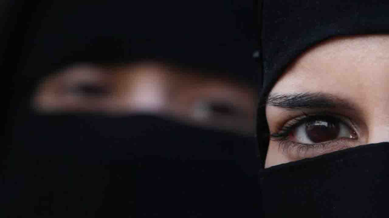 Hijab Ban: হিজাব পরে কলেজে প্রবেশ নয়! মধ্য প্রদেশের সরকারি কলেজে জারি হল নির্দেশিকা