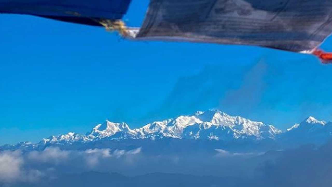 বিরসা এই মুহূর্তে টলিউডের অন্যতম পরিচালক। গল্প বলার মুন্সিয়ানায় তাঁর কাজ পছন্দ করেন দর্শক।