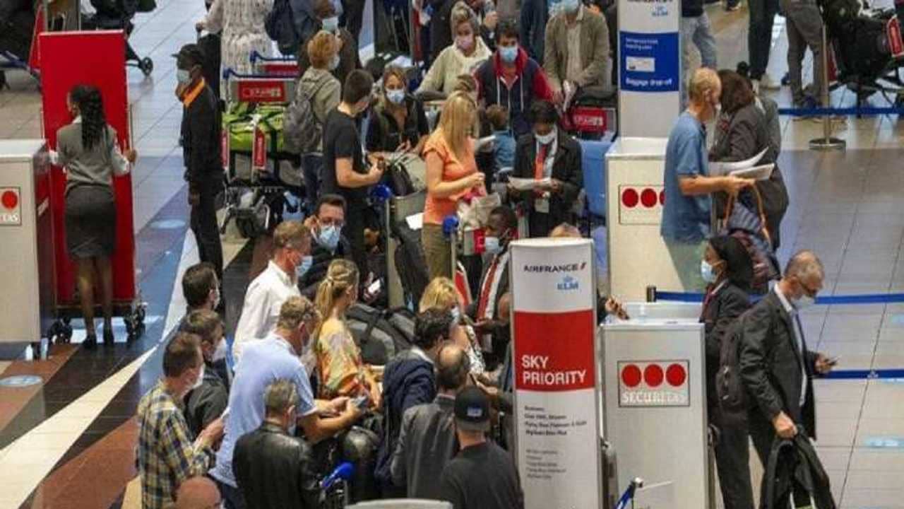 Omicron in India: বেঙ্গালুরু এয়ারপোর্টে দুই আফ্রিকানের শরীরে মিলল করোনা, ওমিক্রন-ভয়ে হুলুস্থুল!