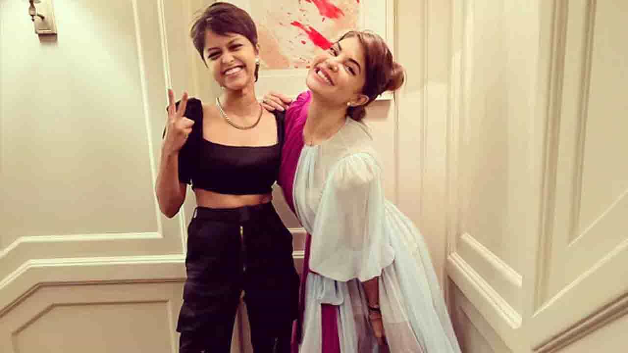 Viral Video: শ্রীলঙ্কার পোশাকে 'মানিকে মাগে হিথে'তে ইয়োহানির সঙ্গে কোমর নাচালেন জ্যাকলিন! দেখুন সেই ভিডিয়ো Viral Video: শ্রীলঙ্কার পোশাকে 'মানিকে মাগে হিথে'তে ইয়োহানির সঙ্গে কোমর নাচালেন জ্যাকলিন! দেখুন সেই ভিডিয়ো