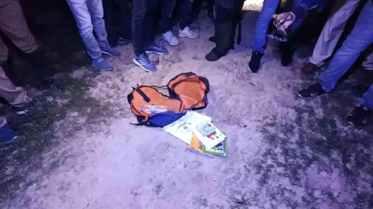 Bomb Scare at Katwa: ট্রেনের ফাঁকা কামরায় পরিত্যক্ত নীল ব্যাগ ঘিরে আতঙ্ক, বম্ব স্কোয়াড এসে দেখল...