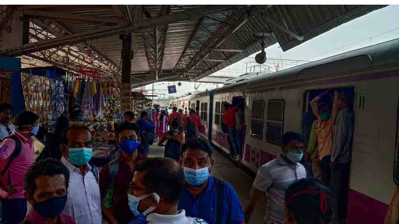 Local Train: বনগাঁ লোকালে সেই চেনা ভিড়! কিছু স্টেশনে ট্রেনে উঠতেই পারলেন না যাত্রীরা