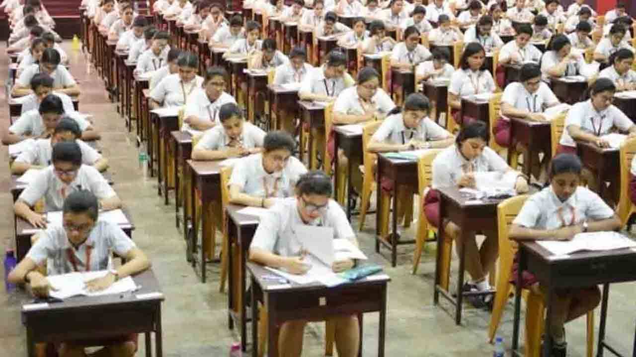 Madhyamik and HS Exam: সময় মতোই মাধ্যমিক-উচ্চ মাধ্যমিক! স্পর্শকাতর পরীক্ষাকেন্দ্রে লাগাতে হবে সিসিটিভি