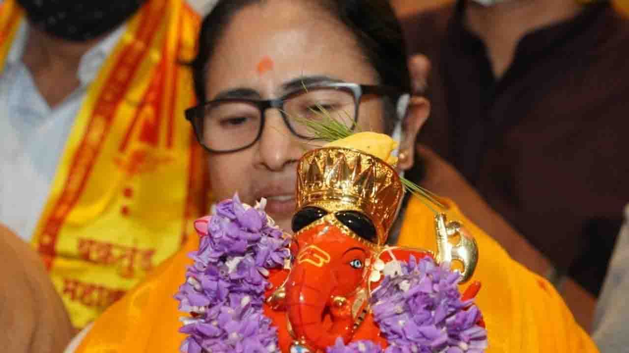 Mamata Banerjee in Mumbai: সিদ্ধি বিনায়কের কাছে উদ্ধবের সুস্থতা কামনা মমতার, মুম্বই পৌঁছেই বললেন 'জয় মারাঠা'