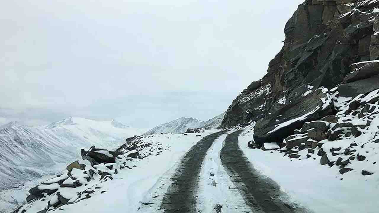 Travel: বরফে ঢাকা পড়ল উত্তর ভারতের হিমালয়ের রাজ্যগুলি! একসঙ্গে বন্ধ করা হল বিভিন্ন পর্যটন কেন্দ্র