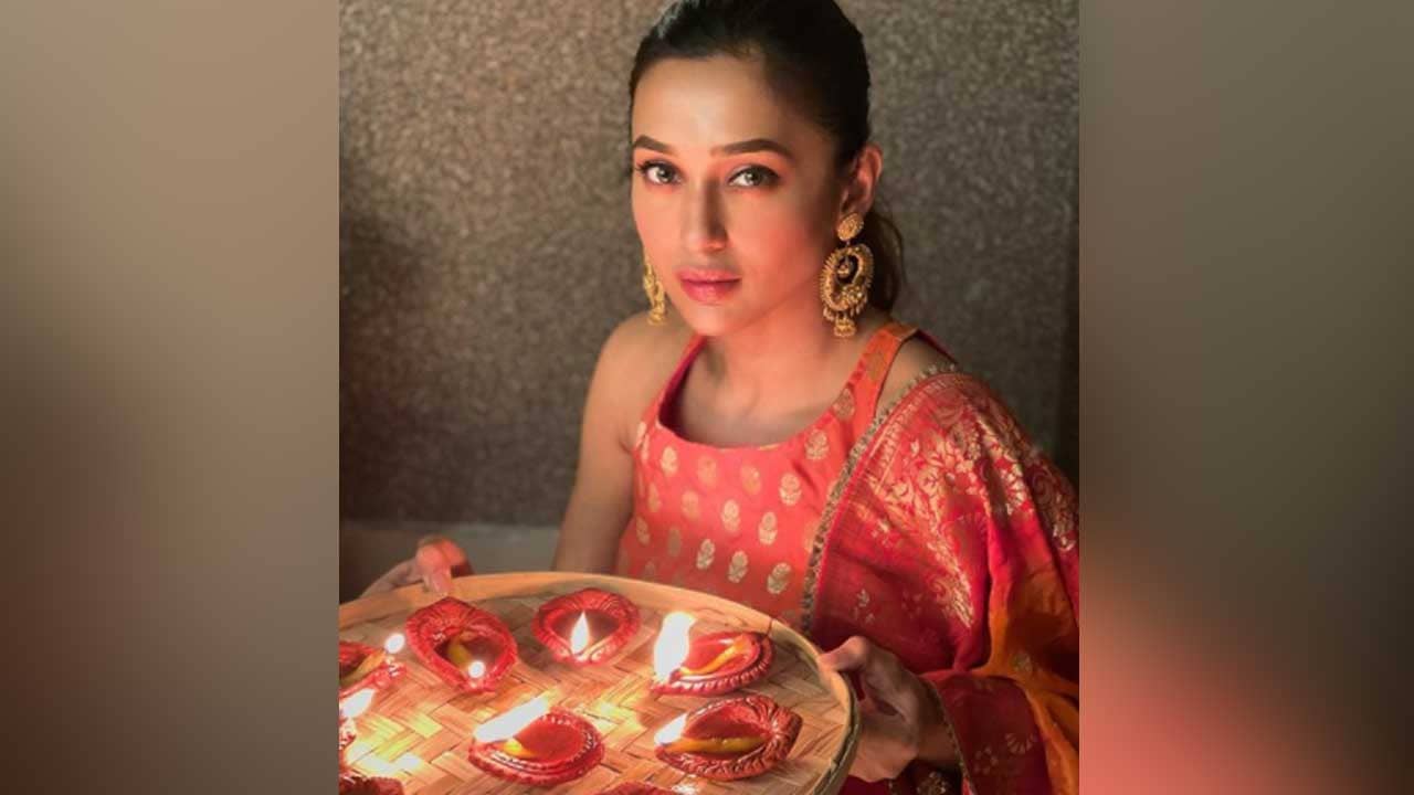 Tollywood News: দীপাবলীর রাতে কোন নায়িকার সঙ্গে সেলিব্রেট করলেন মিমি?